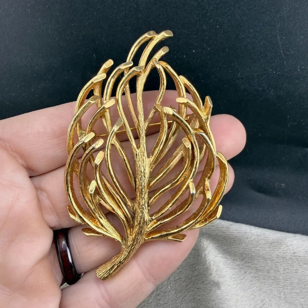 Vintage Monet Brooch Gold Tone Leaf Signed